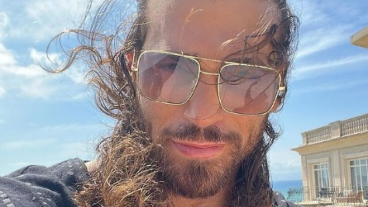 Can Yaman assediato dalle fan in Sardegna: non si fa così!