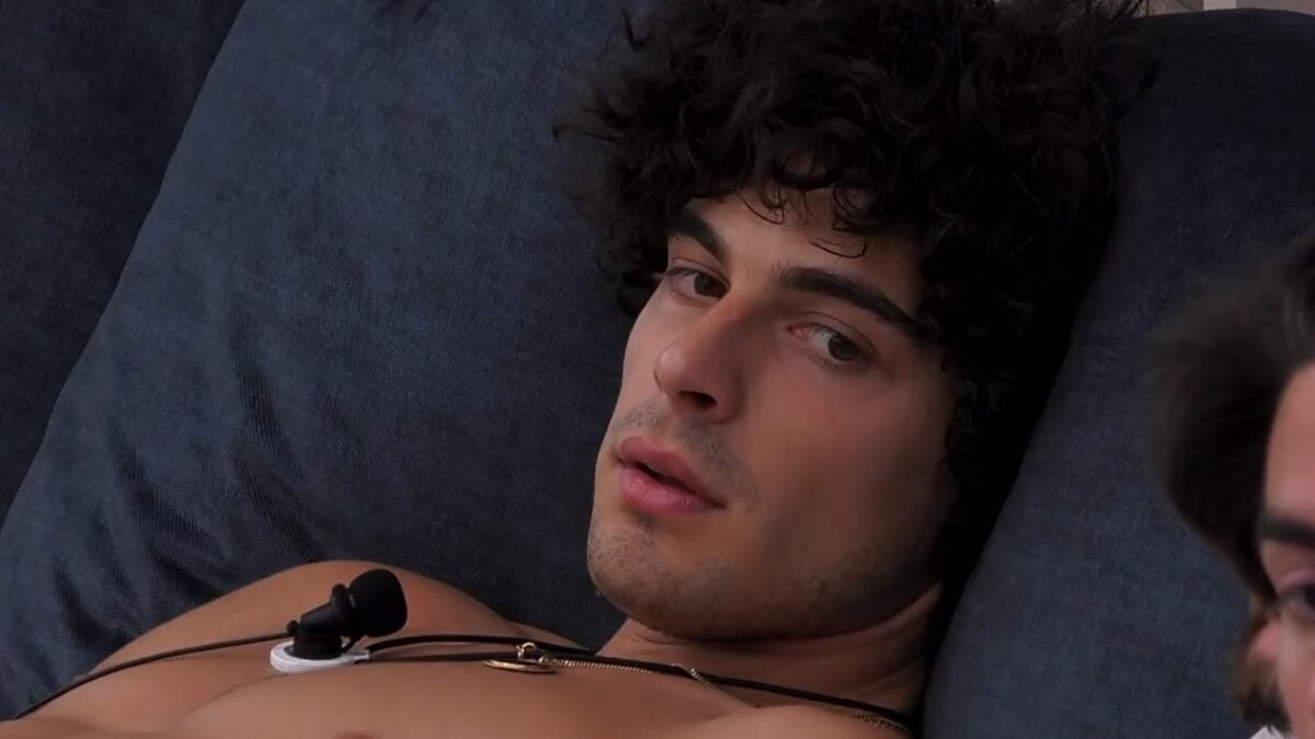 Grande Fratello, Vittorio ha occhi solo per lei: i folli consigli d’amore degli amici