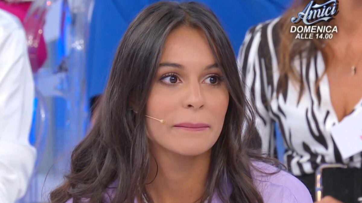 Uomini e Donne, Beatriz reagisce alle critiche: “Scendi dal piedistallo”