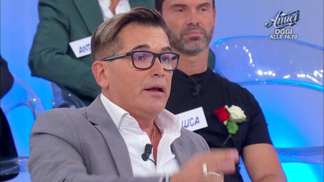 Uomini e Donne, Maurizio Laudicino forti accuse: “Bullismo contro Elena, quasi spinta fisicamente fuori dagli opinionisti”