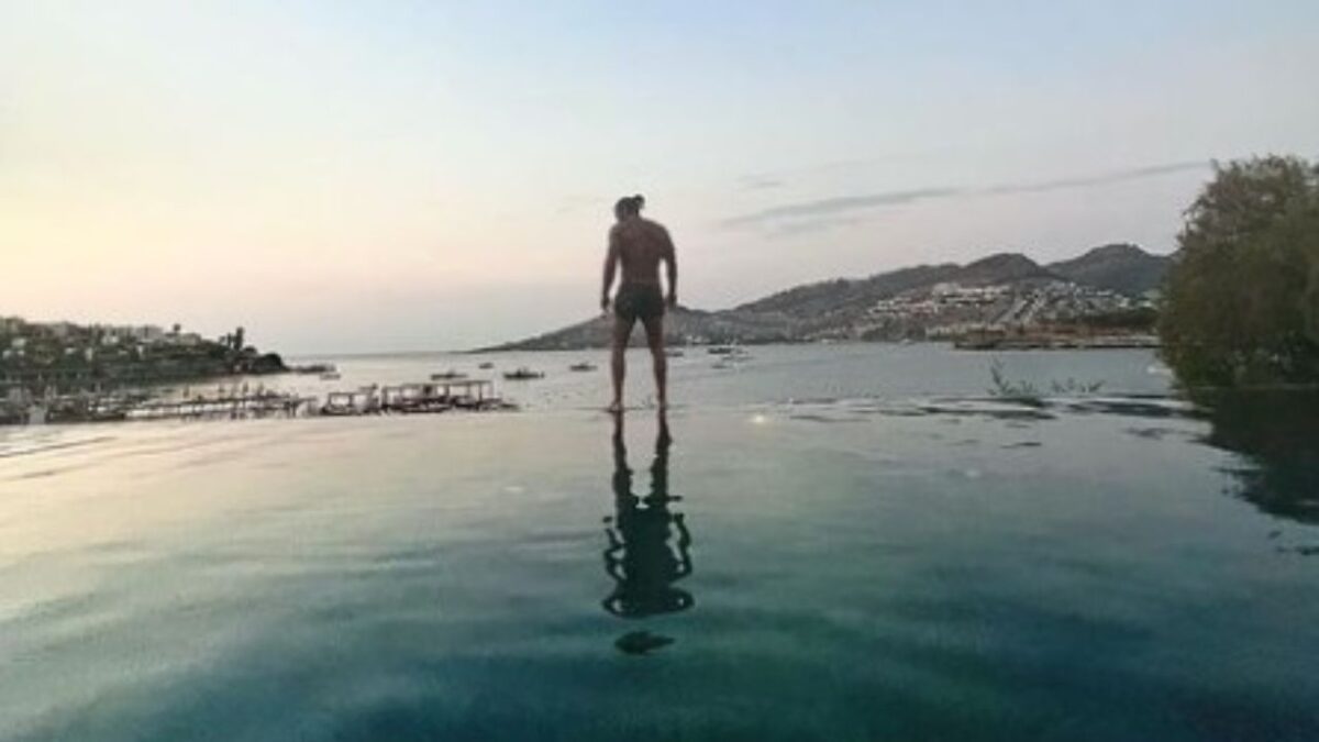 Can Yaman, il nuovo scatto al mare super sexy: “L’ultimo bagno…”