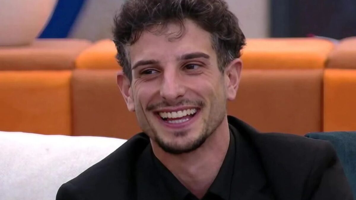Grande Fratello, è polemica: Beatrice con le mani al collo di Garibaldi