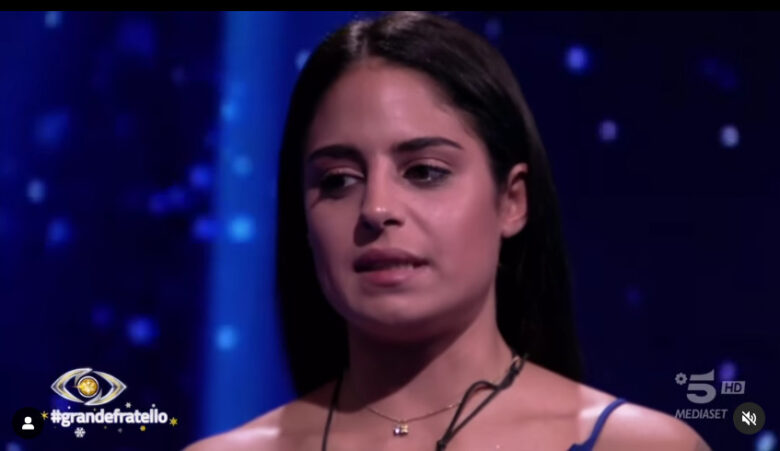 Grande Fratello, Perla ci prova con Mirko ma lui la rifiuta