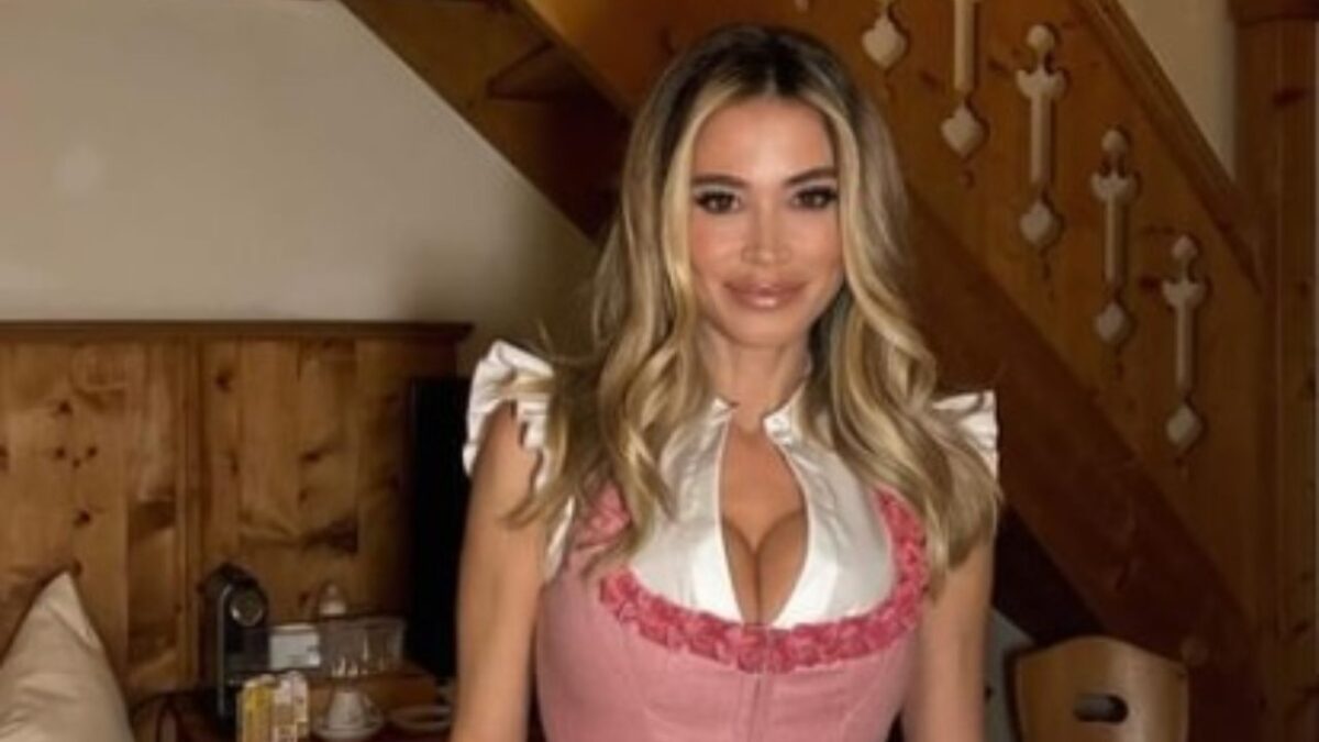 Diletta Leotta in Austria con l’abito tradizionale per la festa della salsiccia!