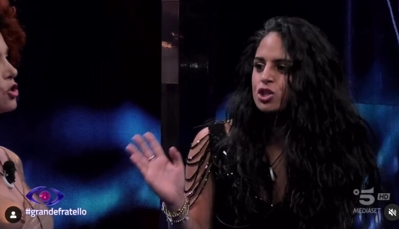 Grande Fratello, ex inquilina spietata contro Perla: “Lei e gli altri che la sostengono sono dei bulletti delle medie”