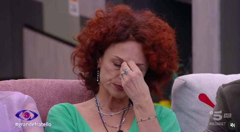 Grande Fratello, Beatrice scoppia in lacrime: “Cerco di non morire, sono…”