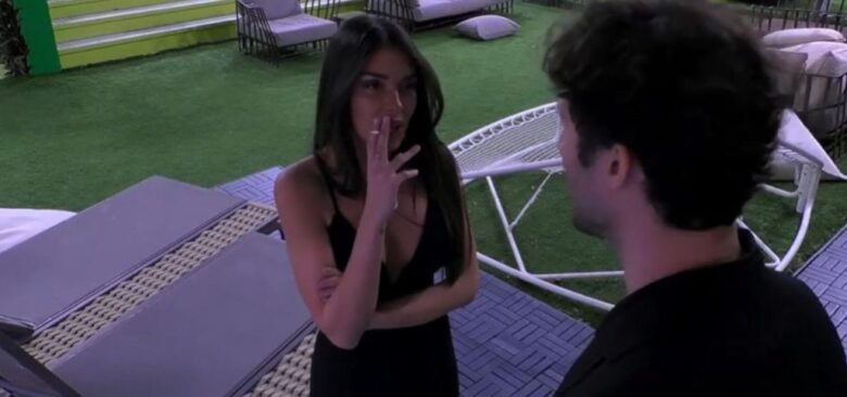 Grande Fratello, Federico ha un crollo: Greta lo abbraccia e gli consiglia di…