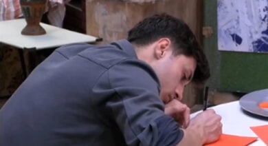 Grande Fratello, Mirko in lacrime scrive una lettera a Perla e poi lascia la Casa
