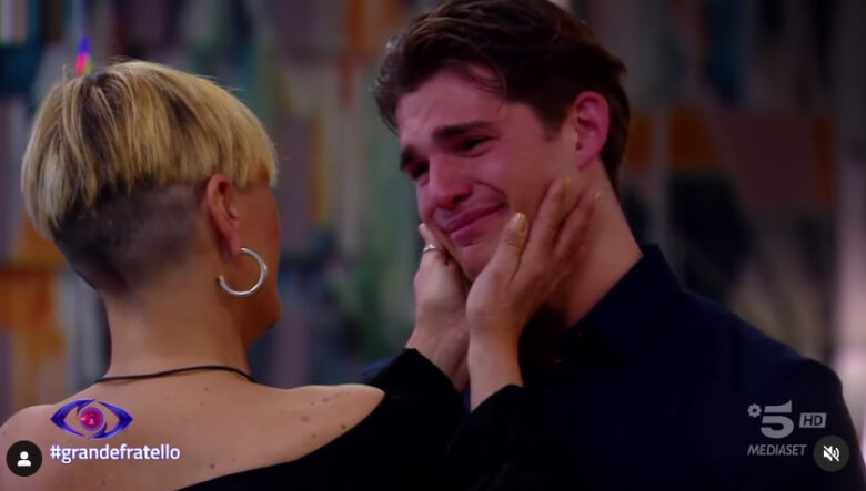 Grande Fratello, Paolo rivede la madre, lei: “Voglio che tu sia libero di…”