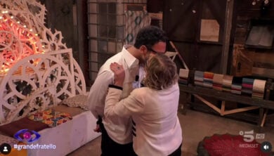 Grande Fratello, Stefano Miele rivede la madre: Alfonso Signorini lo fa in diretta