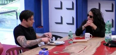 Grande Fratello, Alessio affronta Perla: “Sembra che sono il motivo di rottura tra te e Mirko, ma…”