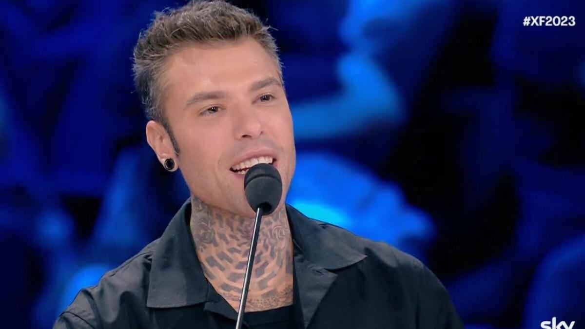 Fedez, il nuovo regalo super costoso: la prima Ferrari Roma in Italia