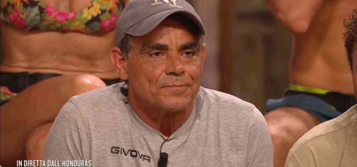 Isola dei Famosi, ex naufraga smaschera Benigno: “Se gli autori l’hanno mandato via, sicuramente…”