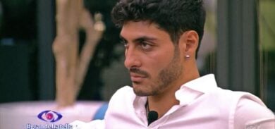 Grande Fratello, Javier guarda la diretta nella notte e risponde a Helena!