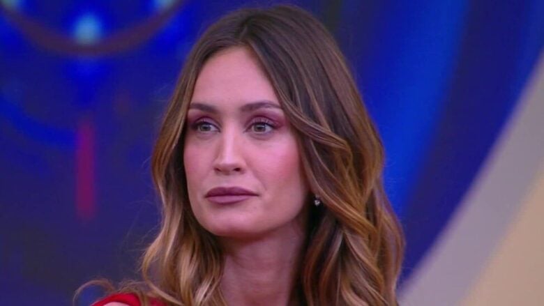 Grande Fratello, Helena ha un crollo e le risponde Javier: “Ti prometto non piangerai più”