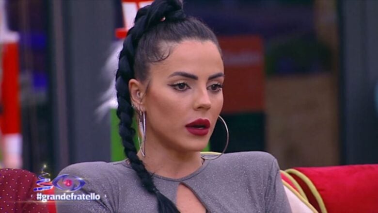 Grande Fratello, Shaila shock: cancella tutte le foto con Lorenzo