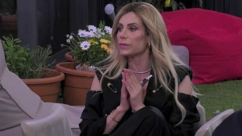 Grande Fratello Vip, sfuriata nella notte: Paola Caruso a ruota libera tra insulti e offese pesanti